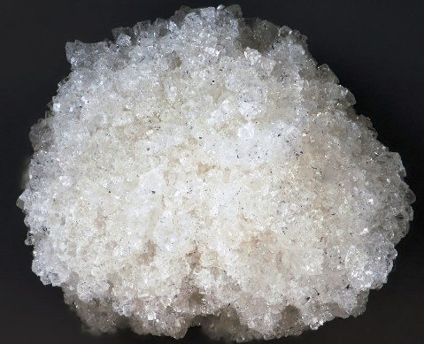 Can salt dehumidify a room